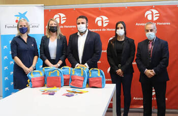 CaixaBank dona lotes de material escolar en Azuqueca