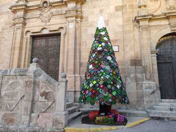 Un árbol de 5 metros de ganchillo, en la Navidad almorcileña