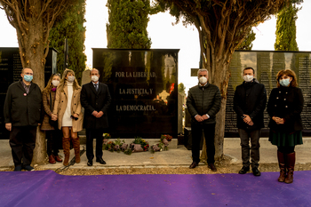 Memorial por las víctimas del franquismo en el cementerio