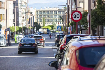 Campaña informativa sobre velocidad segura en zona urbana