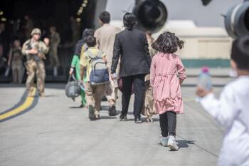 España evacúa a otros 300 colaboradores afganos