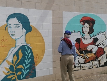 Villanueva homenajea a cinco mujeres pioneras con un mural