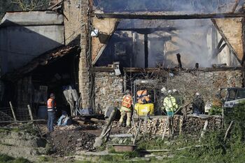 Hallan tres cadáveres en el incendio de un caserío en Álava