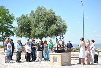 Una escultura homenajea a los fallecidos por Covid en El Casar