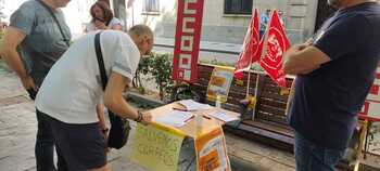 Recogida de firmas en protesta por el servicio de Correos