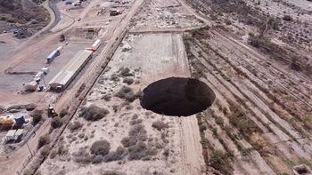 Un abismo de 32 metros de diámetro deja en 'shock' a Chile