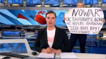 Una periodista antibélica irrumpe en un informativo ruso