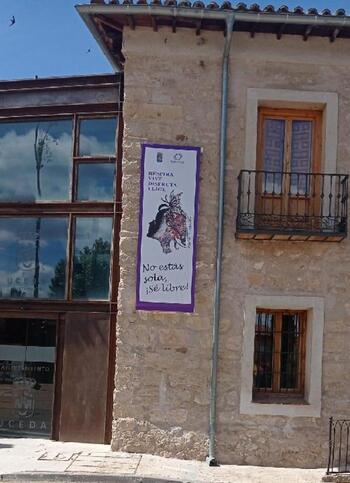 Instalan una lona en la fachada del Ayuntamiento de Uceda