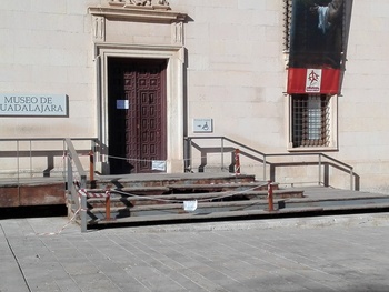 Parte del acceso principal al Museo Provincial está cortado