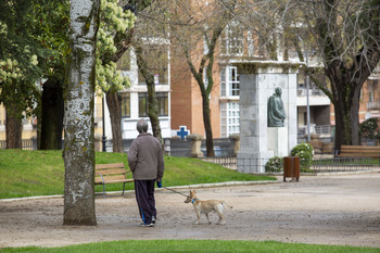 Pasear al perro sin correa podría autorizarse en la capital