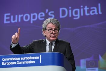 La UE pacta las reglas para limitar los riesgos de la IA