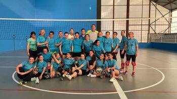 Rafa Pascual motiva a los equipos de voleibol de Pastrana
