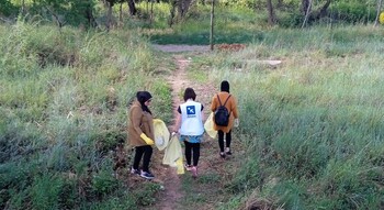 Voluntarios de ACCEM hacen una batida para limpiar el Henares