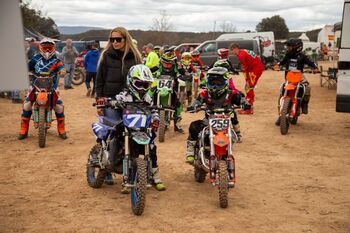 Unas 60 motos reinauguran el circuito de motocross de Trillo