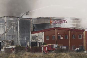 Un incendio destruye la fábrica de Cascajares en Palencia