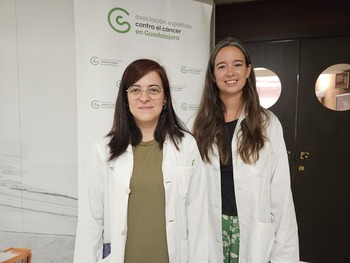Violeta Herrera y María Argüello reciben una beca de la AECC