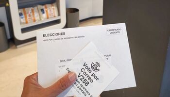 Correos pide a la JEC poder votar hasta mañana a las 14:00 horas