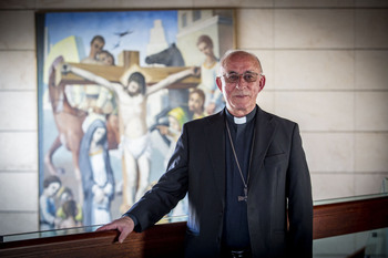 El obispo firma el decreto del ‘Protocolo frente a abusos’