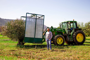 Un agricultor de Utande patenta una máquina para coger olivas