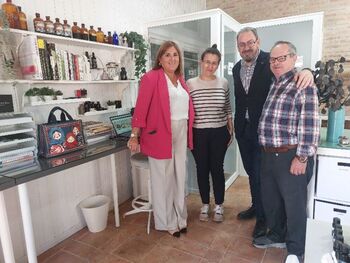 Eusebio Robles visita una empresa en Casa de Uceda