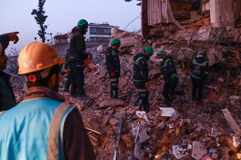 Rescatan con vida a tres personas 12 días después del sismo