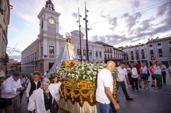 Cientos de guadalajareños acompañan a la Virgen en su traslado