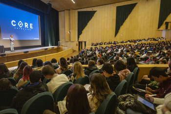Pedro Solís imparte unas charlas sobre cine para estudiantes