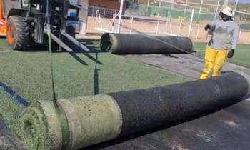 Cabanillas repara el césped artificial de su campo de fútbol