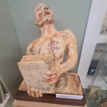 Almendro dona una escultura a la Biblioteca de Cabanillas