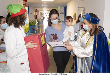 Los Reyes Magos visitan la planta de Pediatría del Hospital