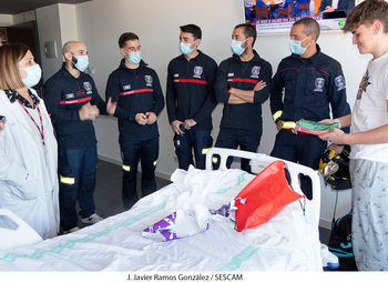 Los bomberos visitan a enfermos del Hospital de Guadalajara