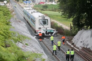 Dos muertos y un herido al arrollar un tren a un coche en Lugo