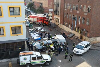 Al menos 74 muertos en el incendio de un edificio en Sudáfrica