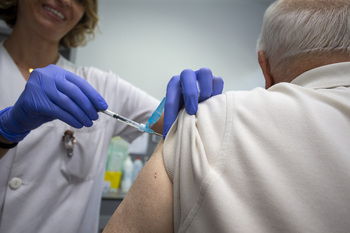 CLM comenzará a vacunar esta semana contra gripe y Covid
