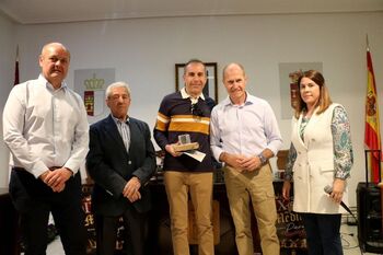 Pareja celebra el Día del Libro entregando varios premios