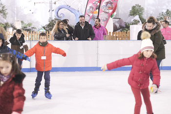 Los niños y niñas de Azuqueca disfrutan de la pista de hielo