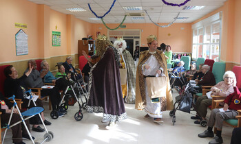 Los Reyes Magos visitan el Centro de Mayores de Cabanillas