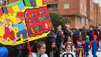 El CEIP Isidro Almazán vive su popular desfile carnavalesco