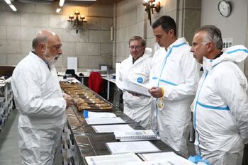 Sánchez visita el laboratorio forense en el Valle de los Caídos