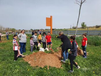 Unas 20 familias mejoran el entorno de Horche el Día del Árbol