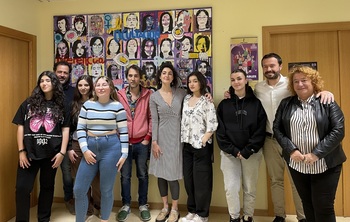 Los alumnos de la Escuela de Arte donan el mural del 8-M