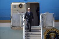 Biden llega a España para acudir a la...